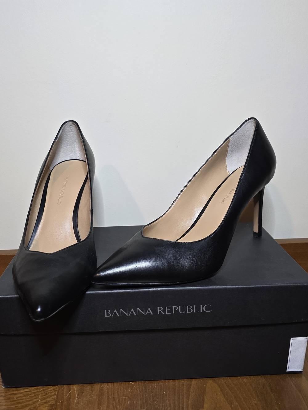 Banana Republic Madison Black Leather Pointed Toe Stiletto Heel Pumps